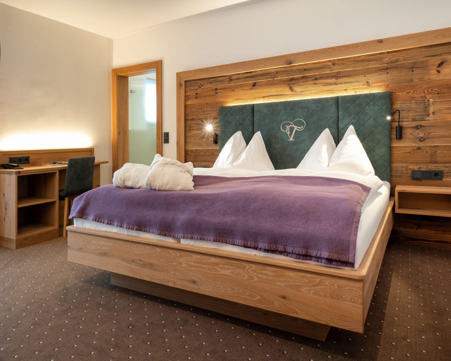Tröpolacherhof Doppelzimmer Superior Bett seitlich Bademantel