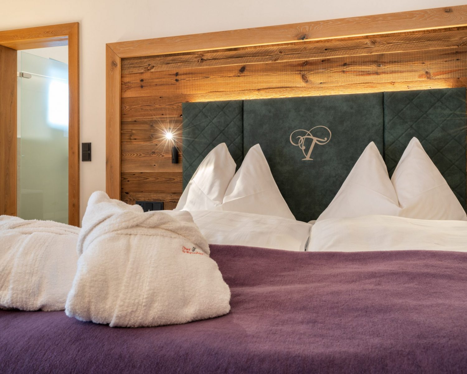 Tröpolacherhof Doppelzimmer Superior Bett Bademantel