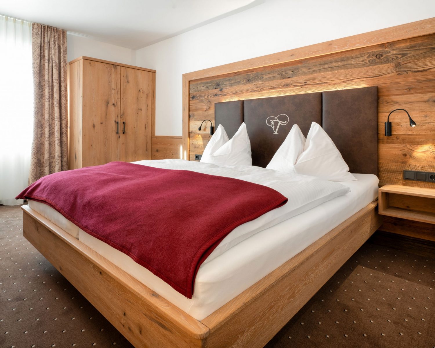 Tröpolacherhof Doppelzimmer Dorfplatz Ansicht Bett