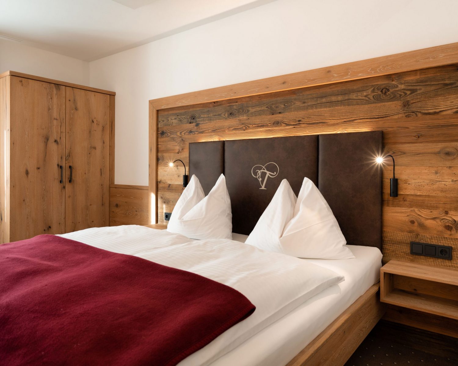 Tröpolacherhof Doppelzimmer Dorfplatz Ansicht Bett näher