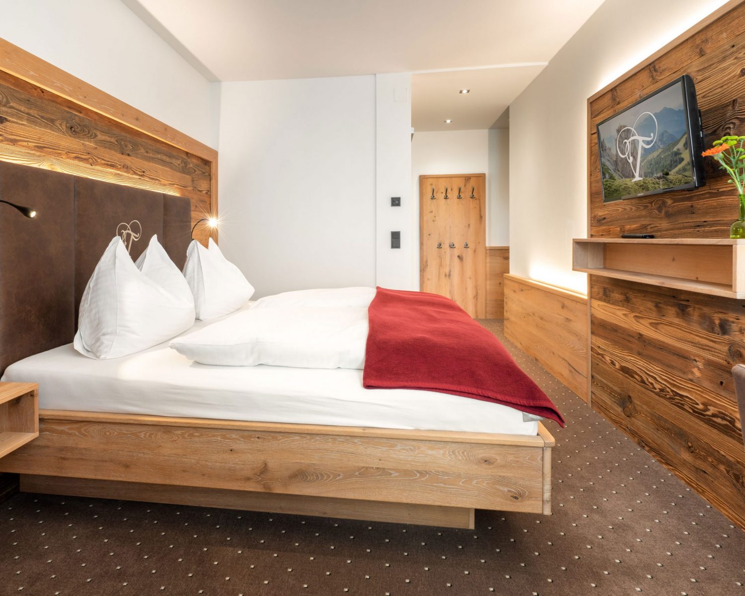 Tröpolacherhof Doppelzimmer Dorfplatz Ansicht Zimmer seitlich